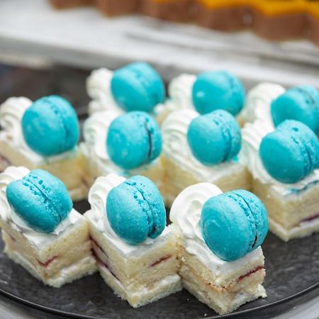 Radisson Blu Hotel, Jeddah Corniche ภายนอก รูปภาพ Macarons on top of a cake