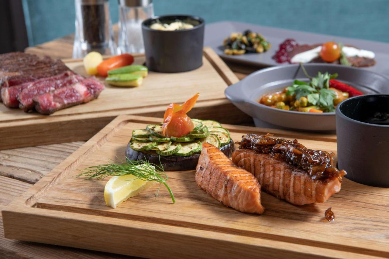 Radisson Blu Hotel, Jeddah Corniche ภายนอก รูปภาพ Salmon steak