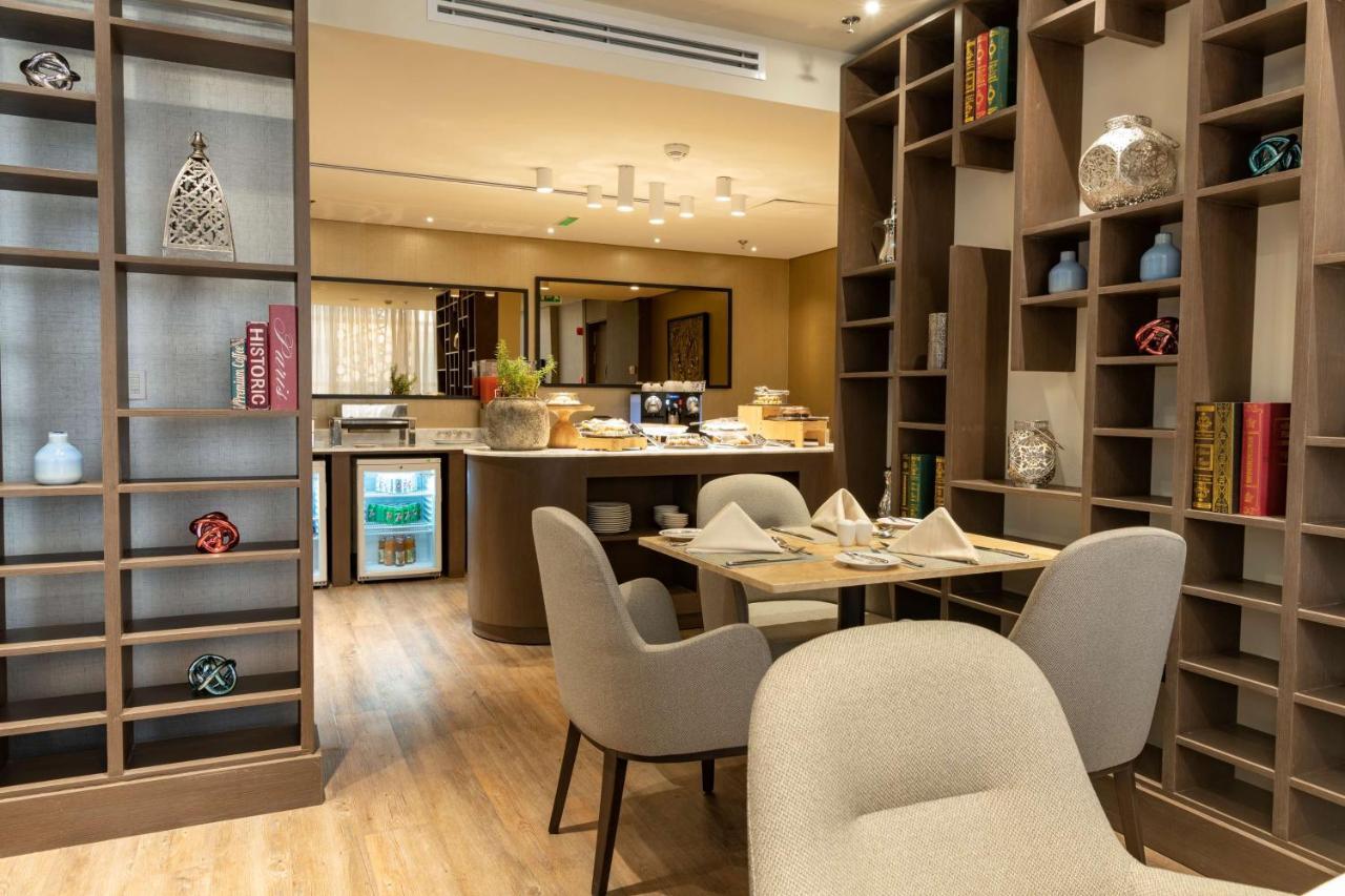 Radisson Blu Hotel, Jeddah Corniche ภายนอก รูปภาพ The Library