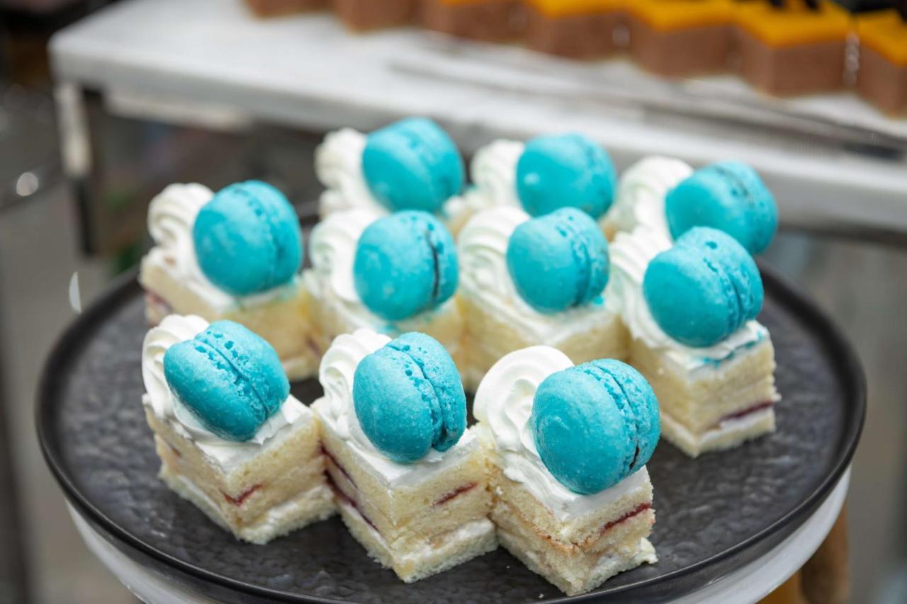 Radisson Blu Hotel, Jeddah Corniche ภายนอก รูปภาพ Macarons on top of a cake