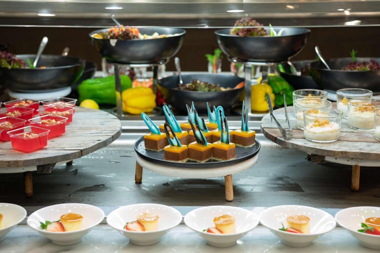 Radisson Blu Hotel, Jeddah Corniche ภายนอก รูปภาพ A buffet