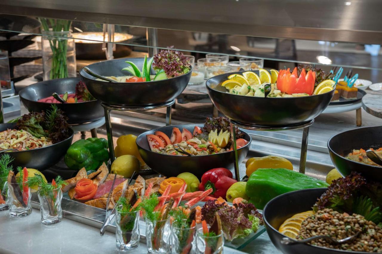 Radisson Blu Hotel, Jeddah Corniche ภายนอก รูปภาพ A salad bar