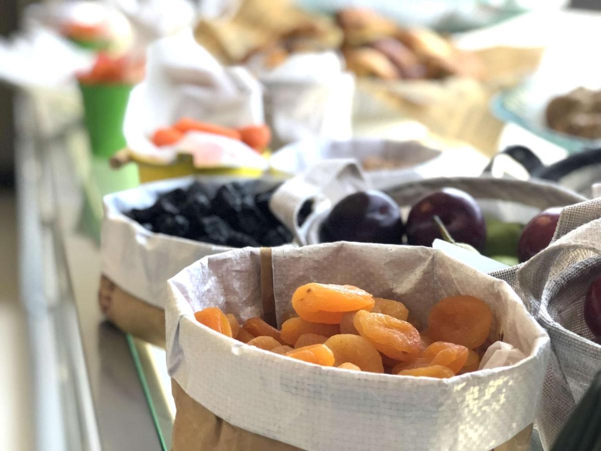 Radisson Blu Hotel, Jeddah Corniche ภายนอก รูปภาพ Dried apricots