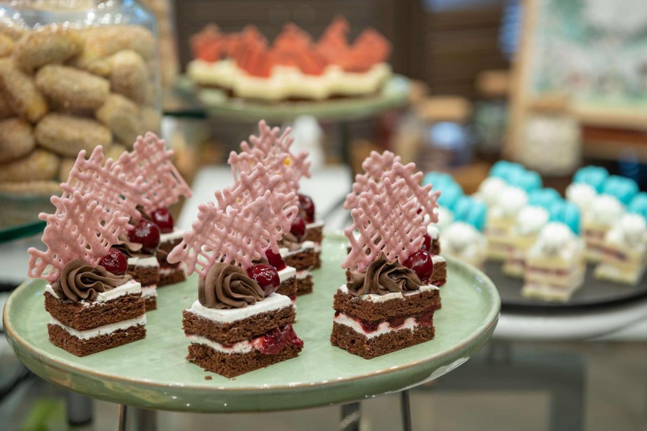 Radisson Blu Hotel, Jeddah Corniche ภายนอก รูปภาพ Chocolate cakes