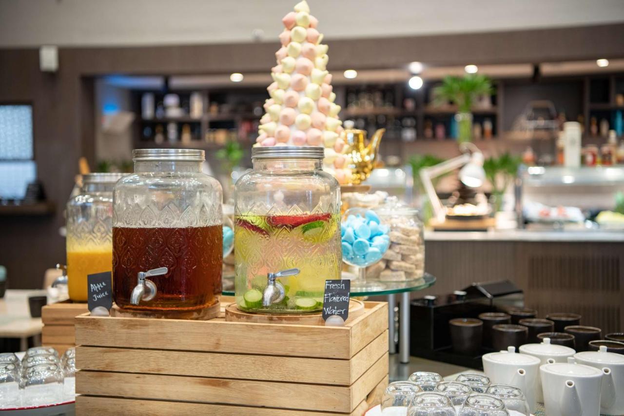 Radisson Blu Hotel, Jeddah Corniche ภายนอก รูปภาพ A selection of drinks at a buffet