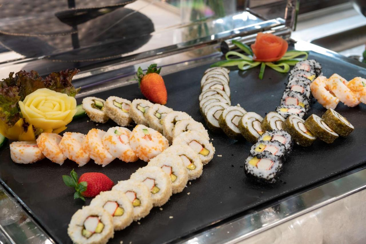 Radisson Blu Hotel, Jeddah Corniche ภายนอก รูปภาพ Sushi