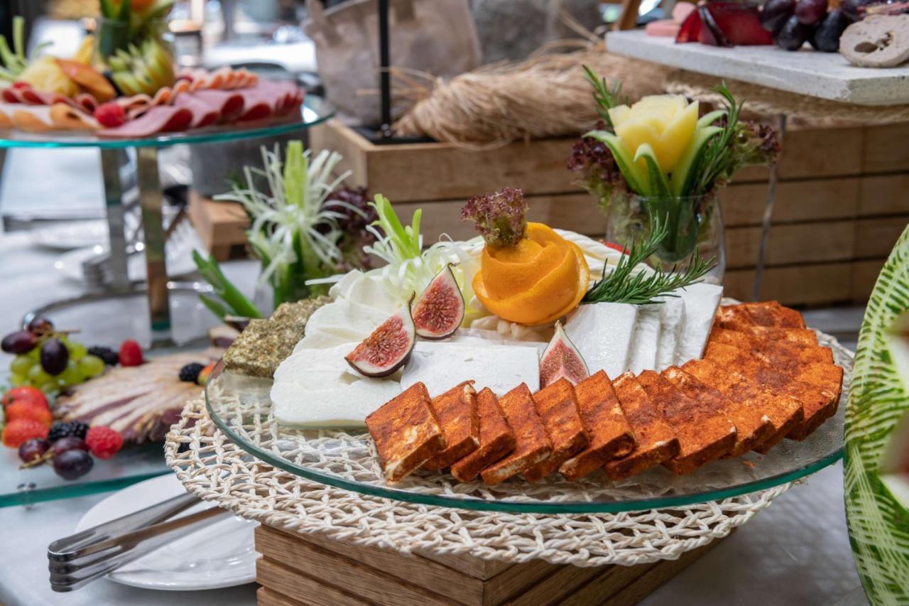 Radisson Blu Hotel, Jeddah Corniche ภายนอก รูปภาพ A cheese platter