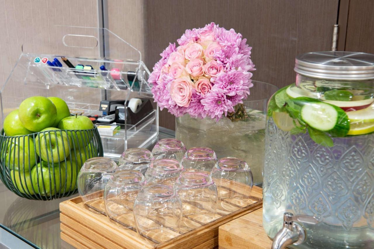 Radisson Blu Hotel, Jeddah Corniche ภายนอก รูปภาพ Infused water