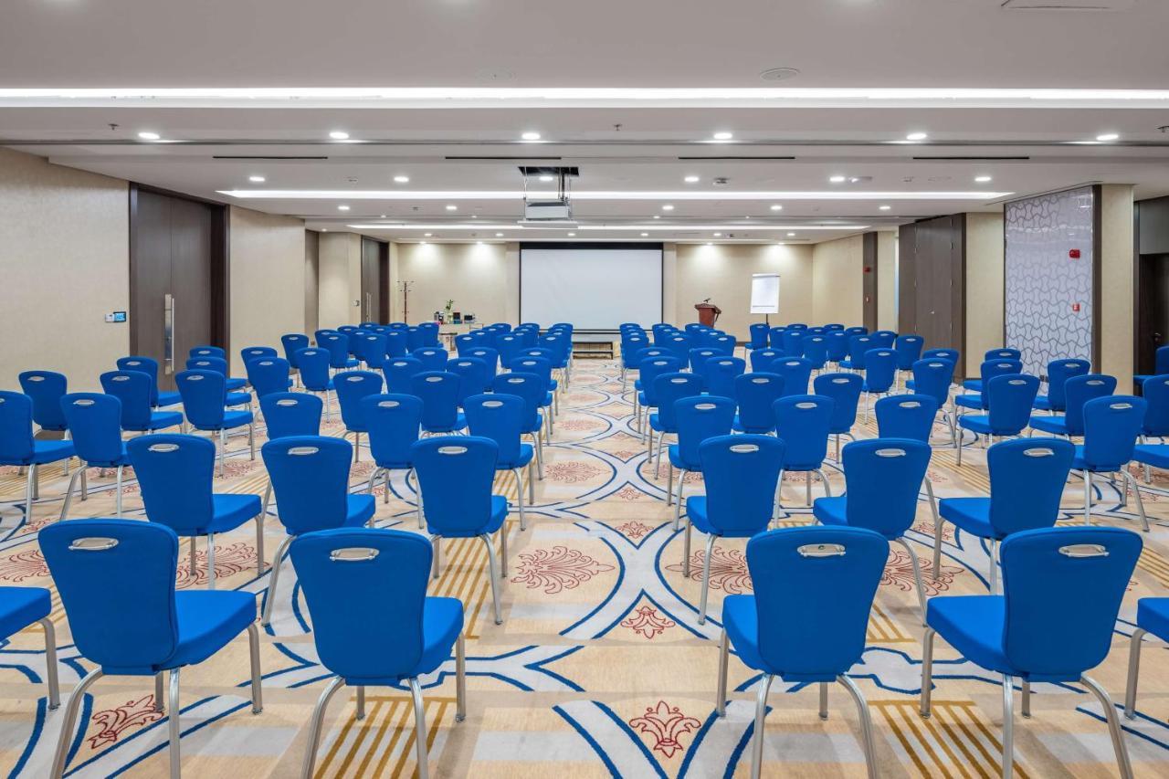 Radisson Blu Hotel, Jeddah Corniche ภายนอก รูปภาพ Meeting room