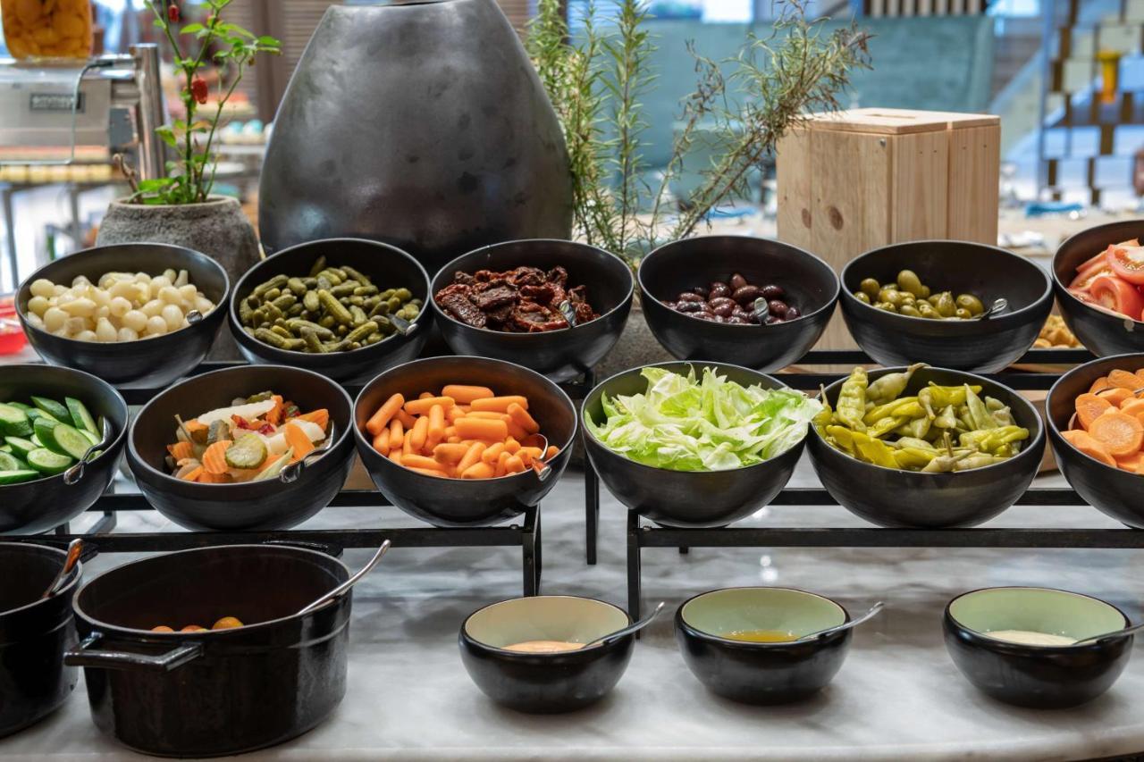 Radisson Blu Hotel, Jeddah Corniche ภายนอก รูปภาพ A salad bar
