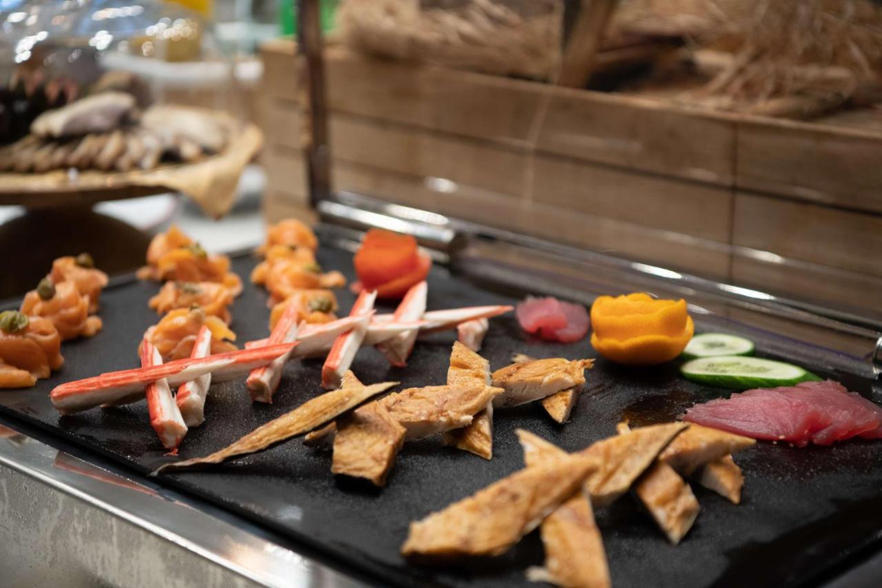 Radisson Blu Hotel, Jeddah Corniche ภายนอก รูปภาพ Seafood at a buffet