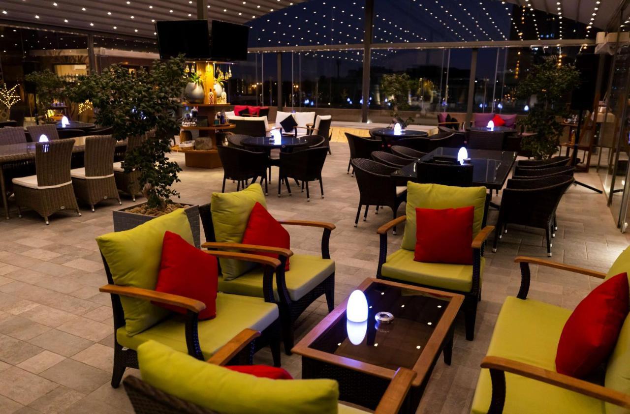 Radisson Blu Hotel, Jeddah Corniche ภายนอก รูปภาพ The lounge at the airport