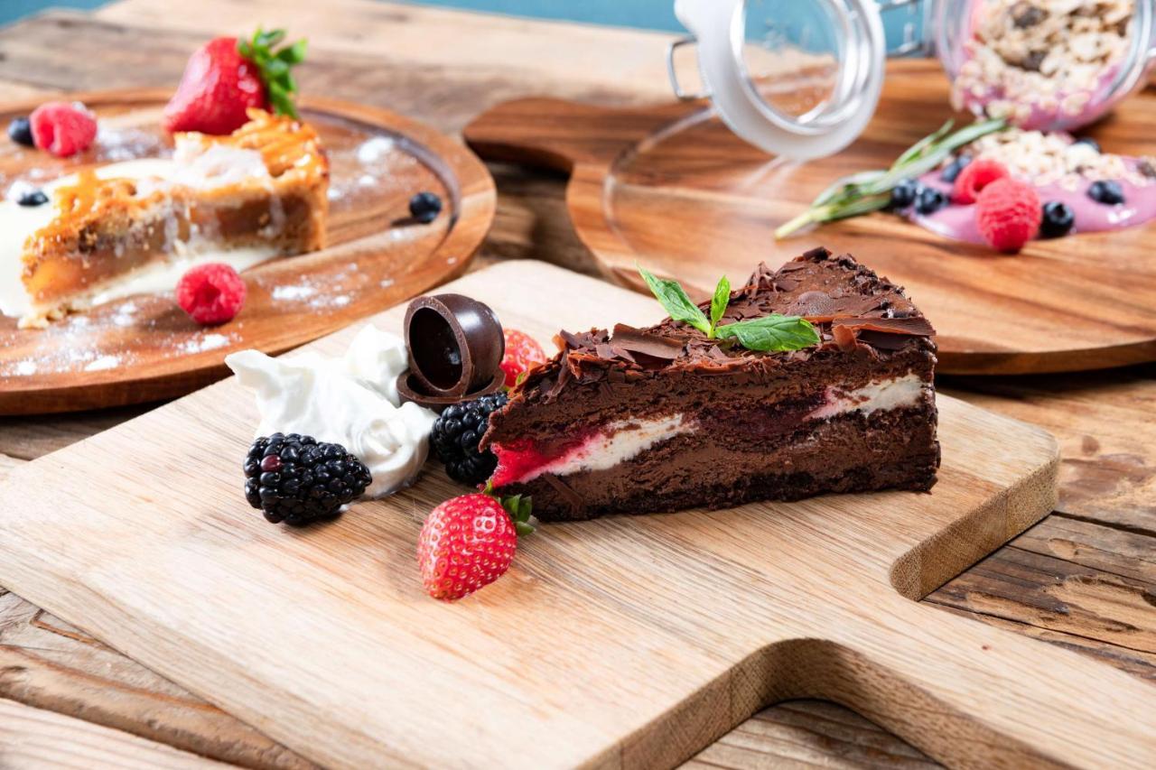 Radisson Blu Hotel, Jeddah Corniche ภายนอก รูปภาพ A chocolate cake