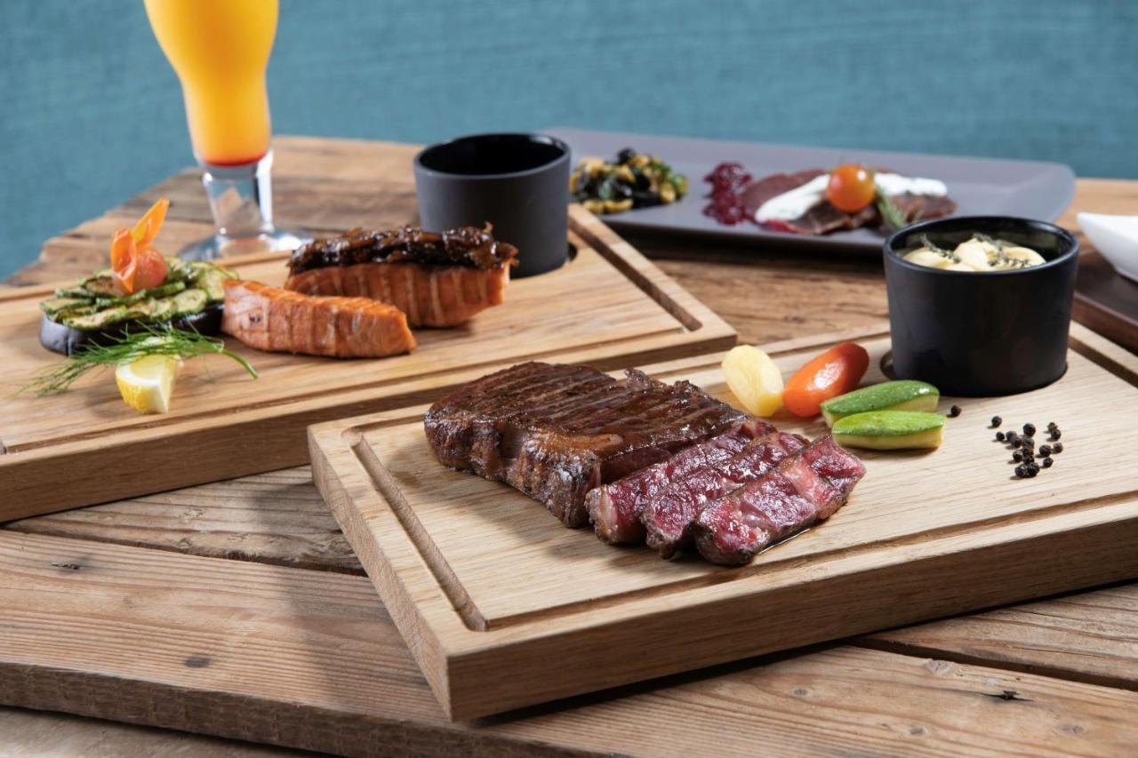 Radisson Blu Hotel, Jeddah Corniche ภายนอก รูปภาพ A steak prepared with the dry-aging method