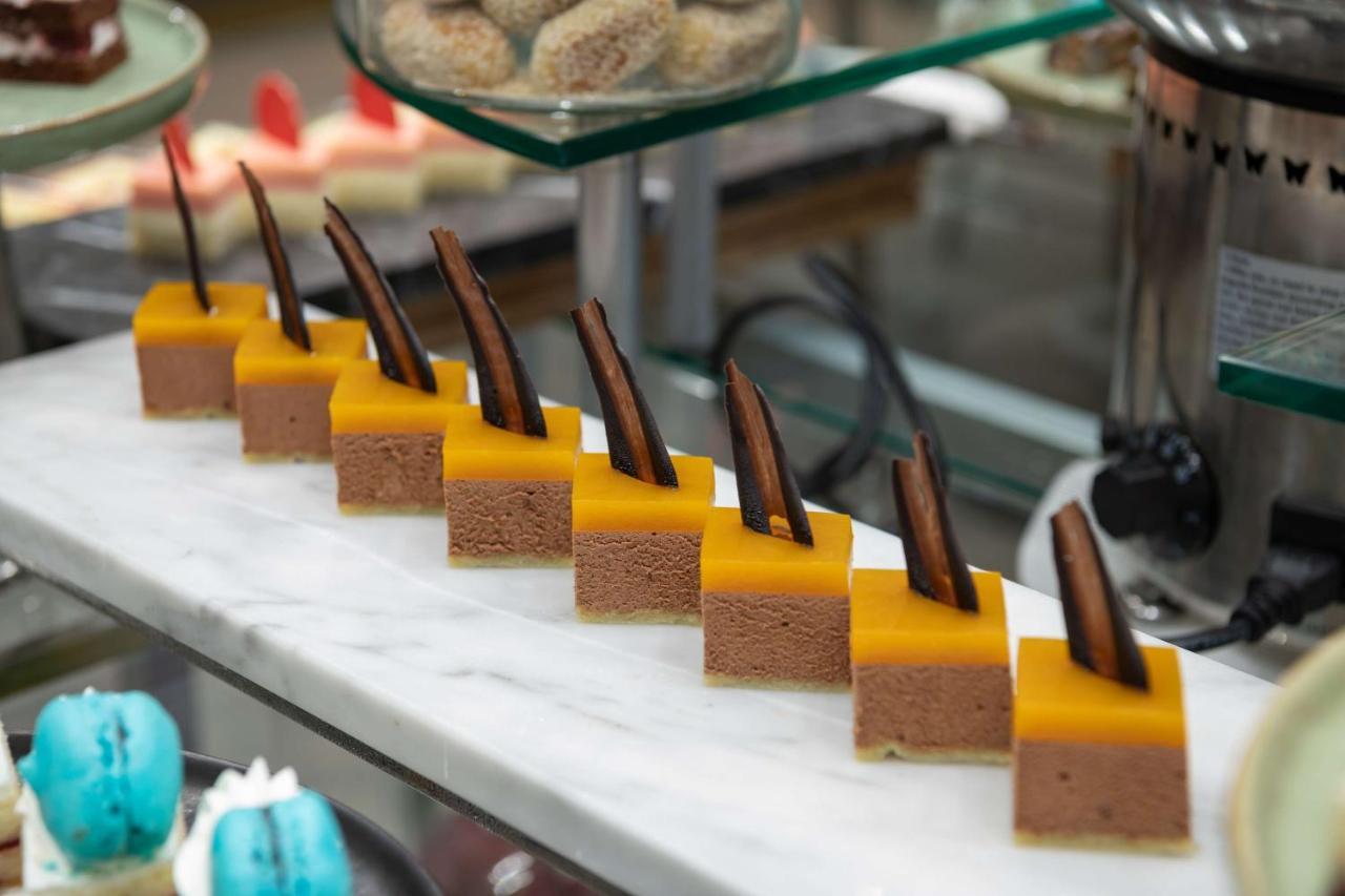 Radisson Blu Hotel, Jeddah Corniche ภายนอก รูปภาพ A row of petit fours