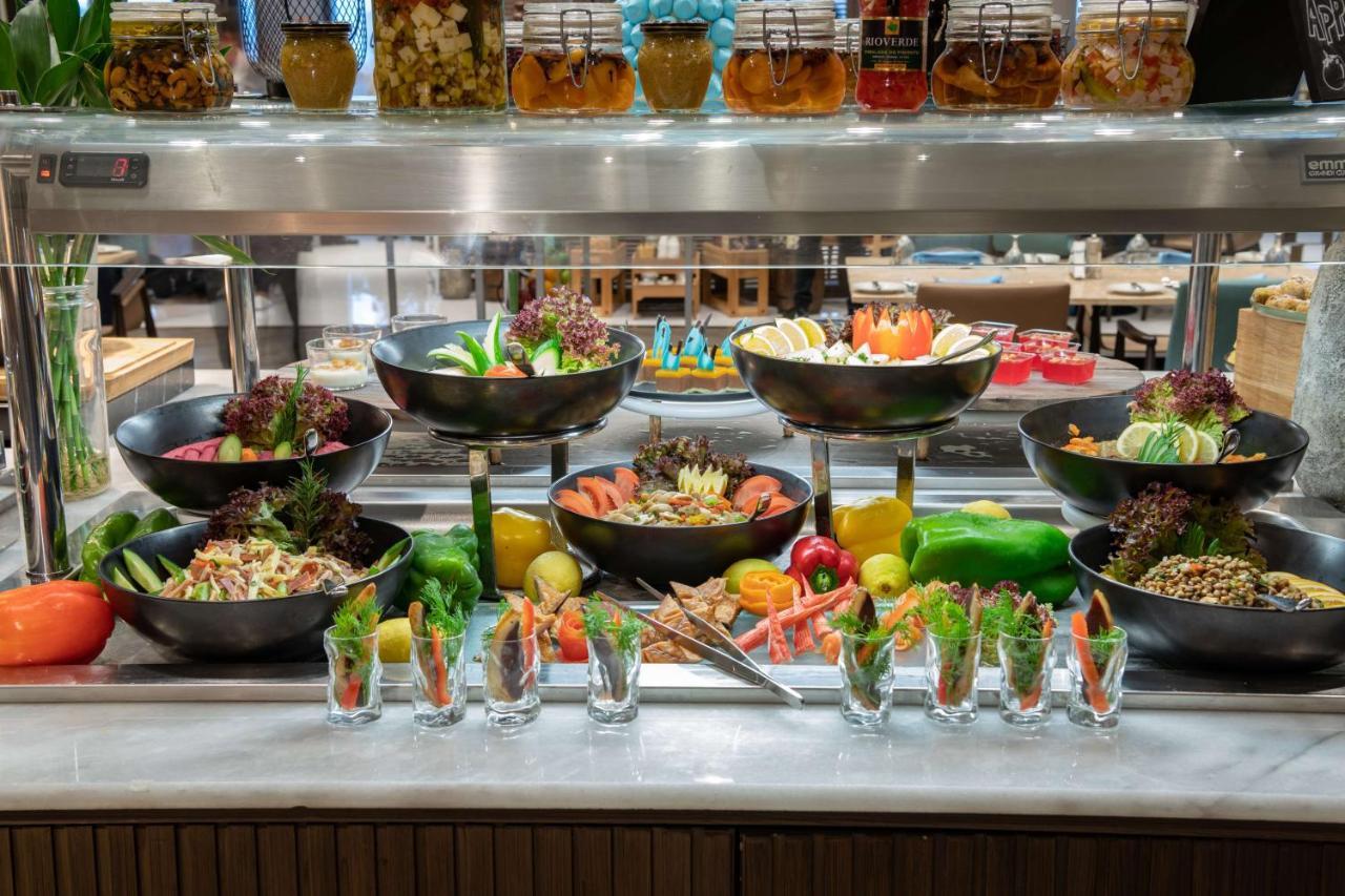 Radisson Blu Hotel, Jeddah Corniche ภายนอก รูปภาพ A salad bar
