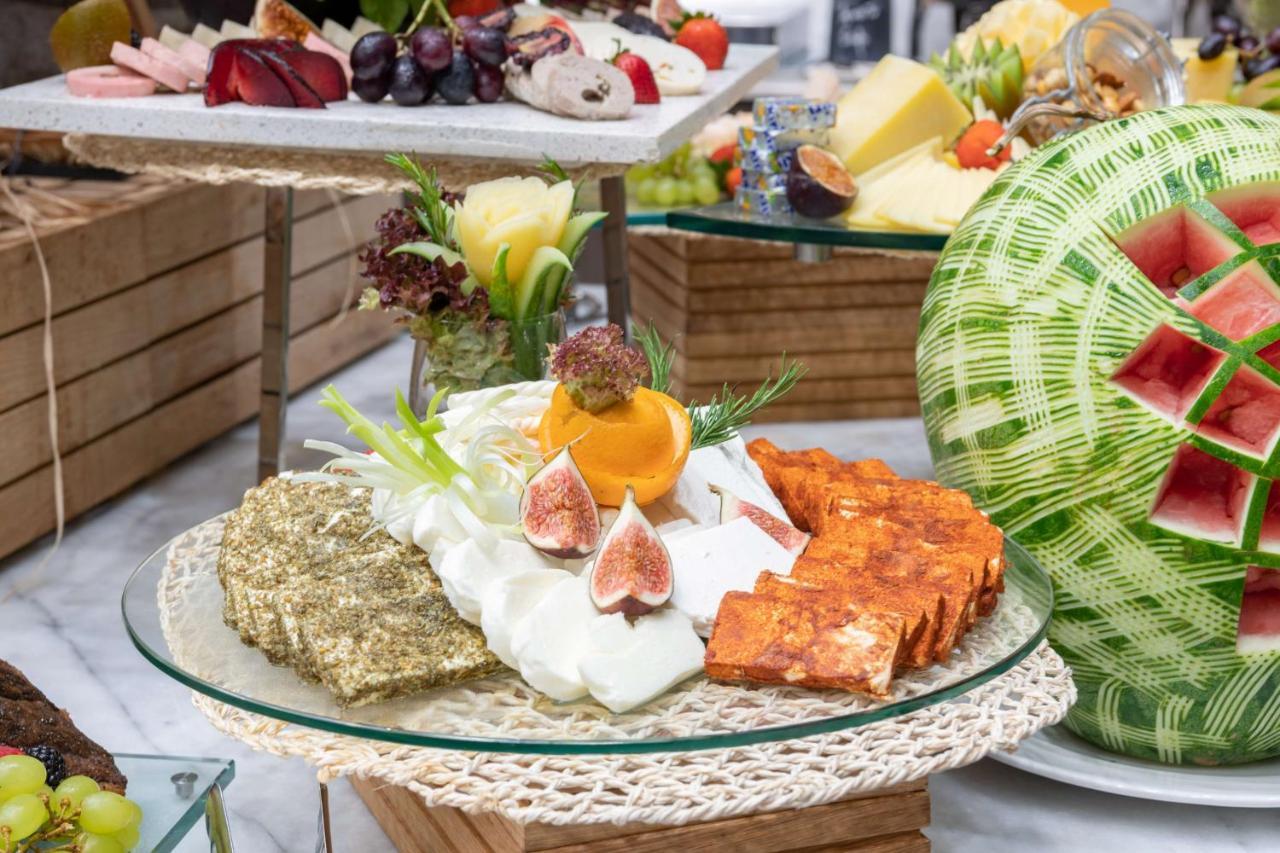 Radisson Blu Hotel, Jeddah Corniche ภายนอก รูปภาพ A selection of cheeses