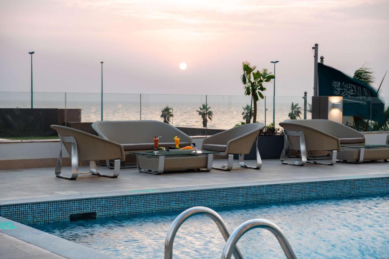 Radisson Blu Hotel, Jeddah Corniche ภายนอก รูปภาพ The swimming pool at the hotel