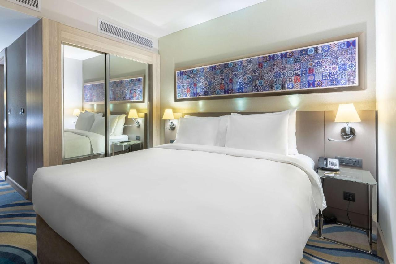Radisson Blu Hotel, Jeddah Corniche ภายนอก รูปภาพ A bedroom at the hotel