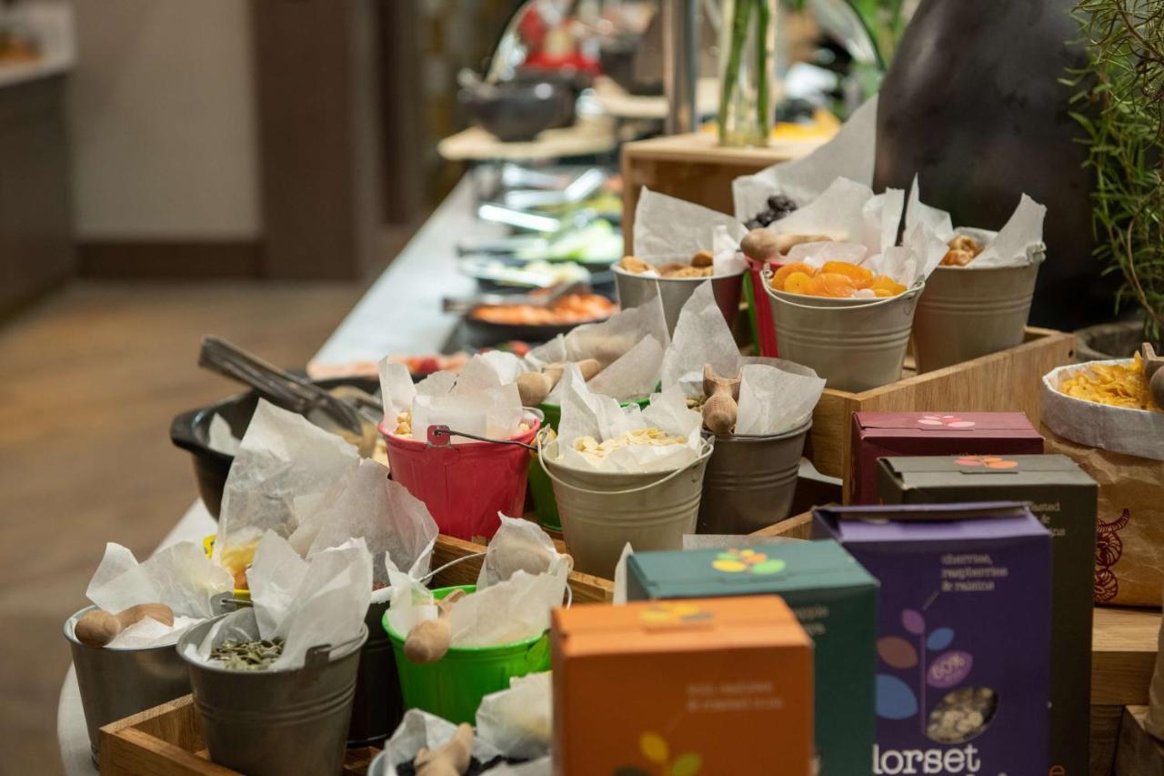 Radisson Blu Hotel, Jeddah Corniche ภายนอก รูปภาพ A selection of teas at a buffet
