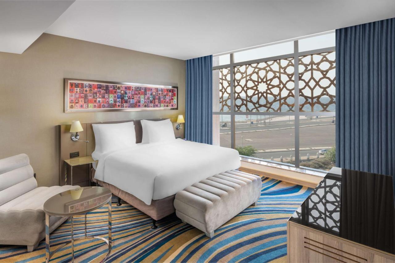 Radisson Blu Hotel, Jeddah Corniche ภายนอก รูปภาพ A bedroom at the hotel