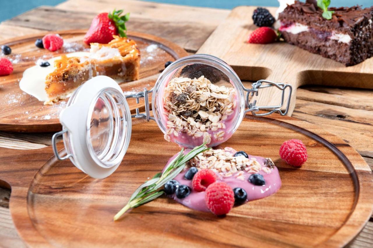 Radisson Blu Hotel, Jeddah Corniche ภายนอก รูปภาพ A breakfast parfait