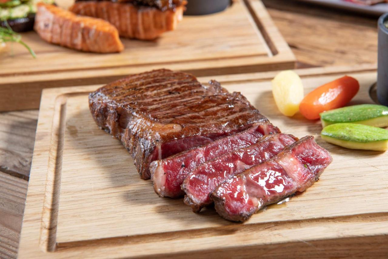 Radisson Blu Hotel, Jeddah Corniche ภายนอก รูปภาพ A grilled strip steak