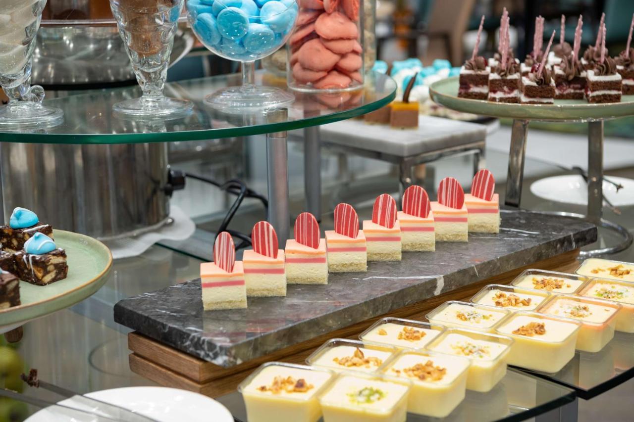Radisson Blu Hotel, Jeddah Corniche ภายนอก รูปภาพ A selection of petit fours