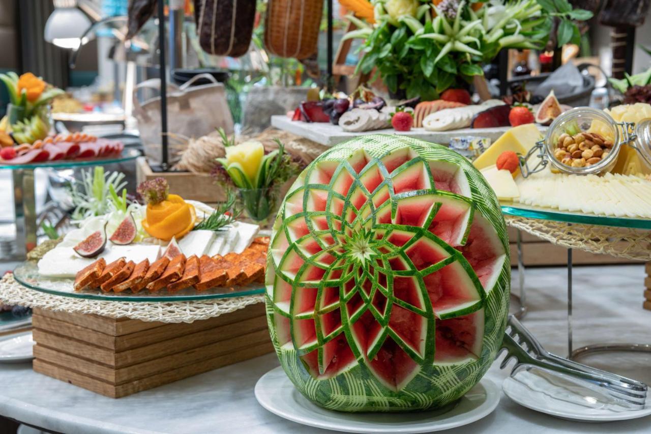 Radisson Blu Hotel, Jeddah Corniche ภายนอก รูปภาพ A watermelon carving