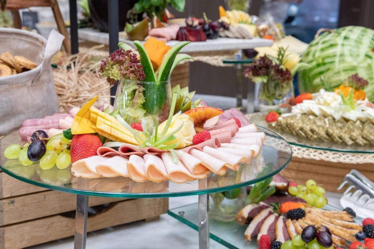 Radisson Blu Hotel, Jeddah Corniche ภายนอก รูปภาพ A buffet