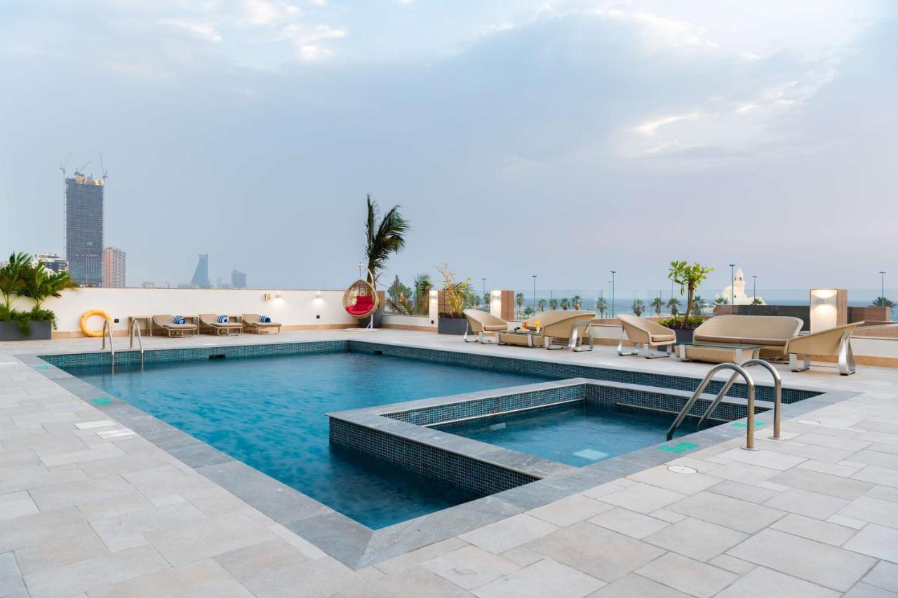 Radisson Blu Hotel, Jeddah Corniche ภายนอก รูปภาพ Rooftop pool at the hotel