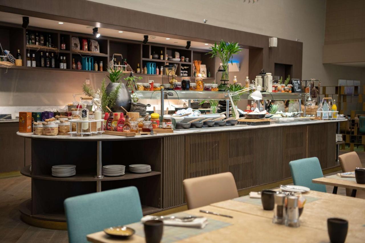 Radisson Blu Hotel, Jeddah Corniche ภายนอก รูปภาพ The buffet at the lounge