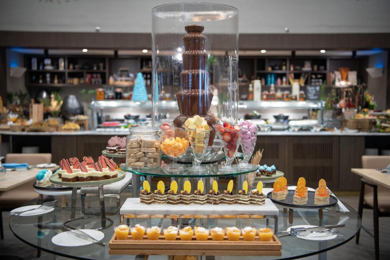 Radisson Blu Hotel, Jeddah Corniche ภายนอก รูปภาพ A chocolate fountain