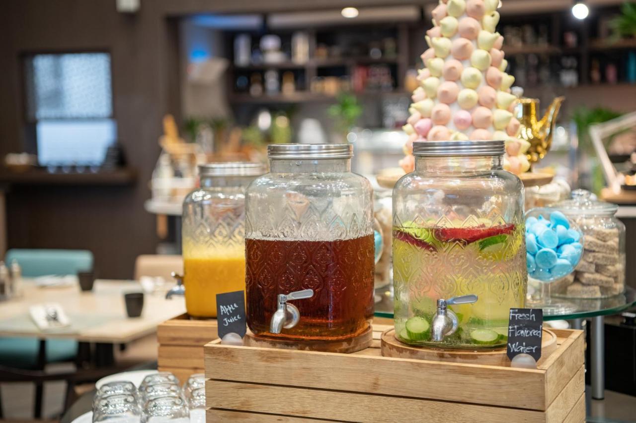 Radisson Blu Hotel, Jeddah Corniche ภายนอก รูปภาพ Infused water