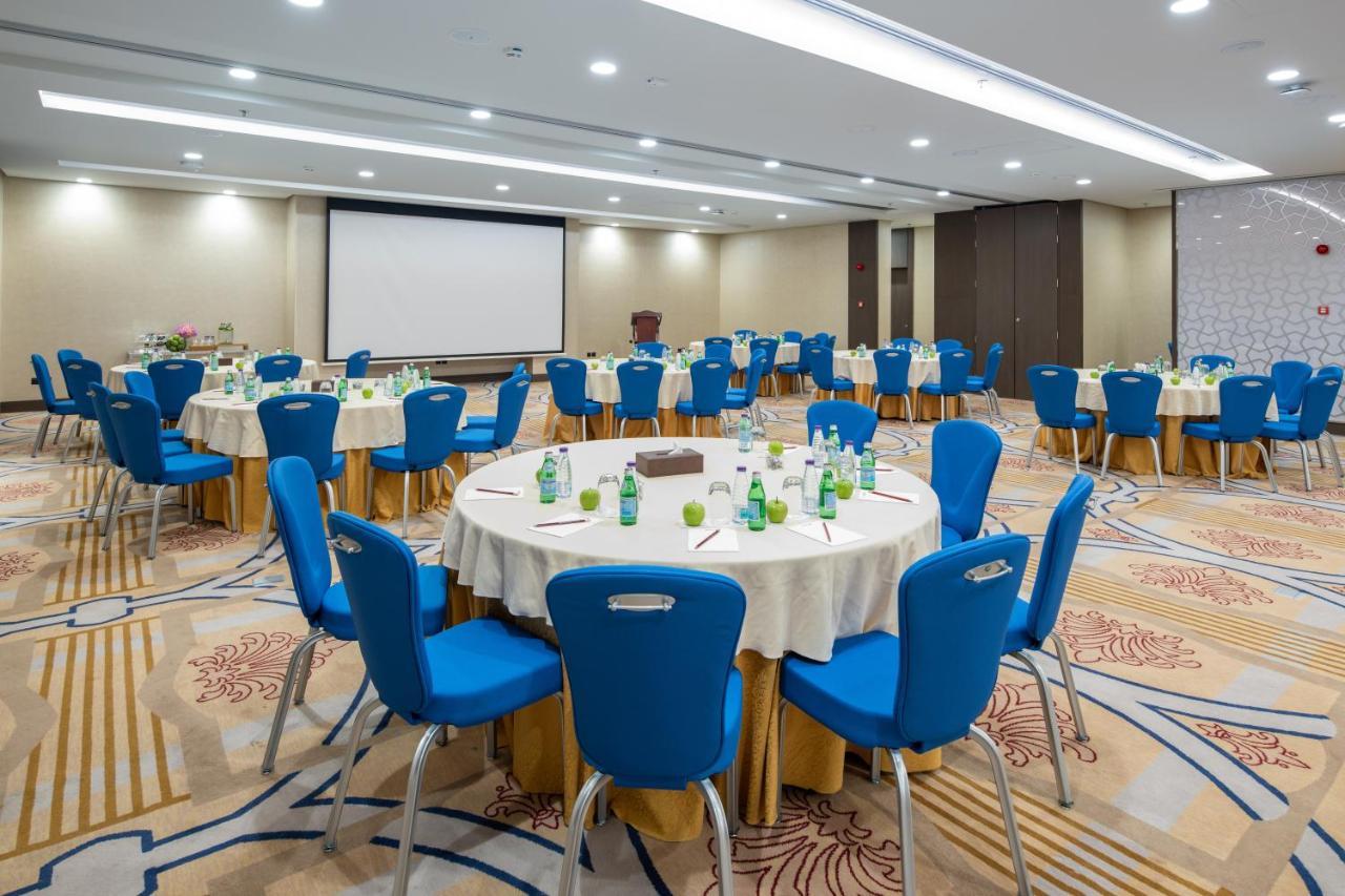 Radisson Blu Hotel, Jeddah Corniche ภายนอก รูปภาพ Meeting room