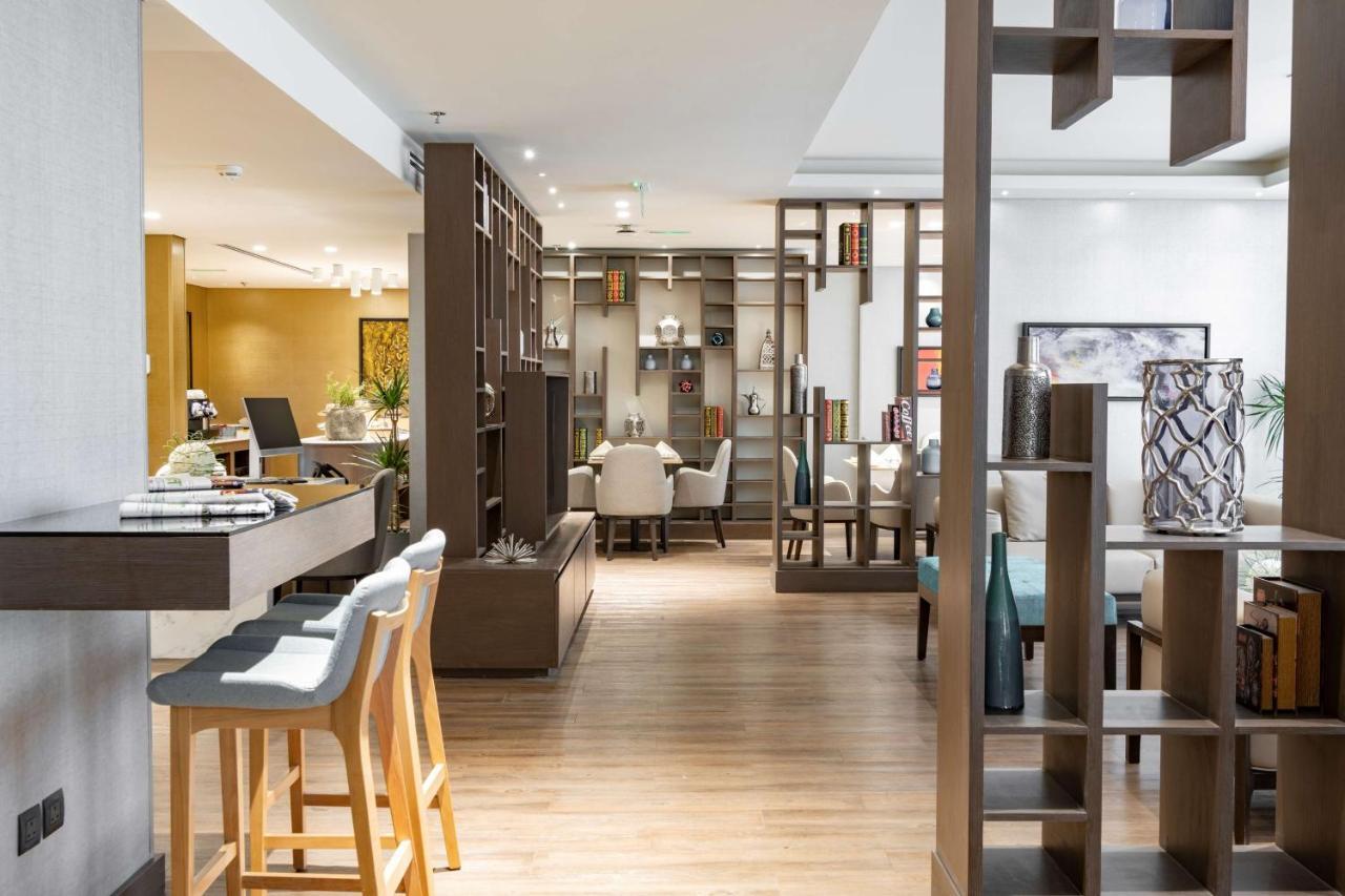 Radisson Blu Hotel, Jeddah Corniche ภายนอก รูปภาพ Library