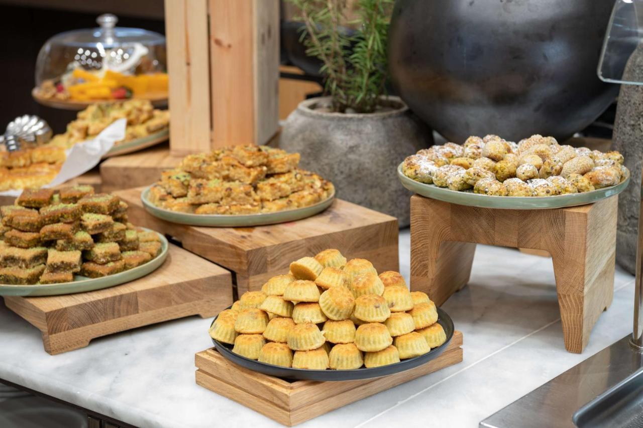 Radisson Blu Hotel, Jeddah Corniche ภายนอก รูปภาพ A selection of traditional Greek sweets