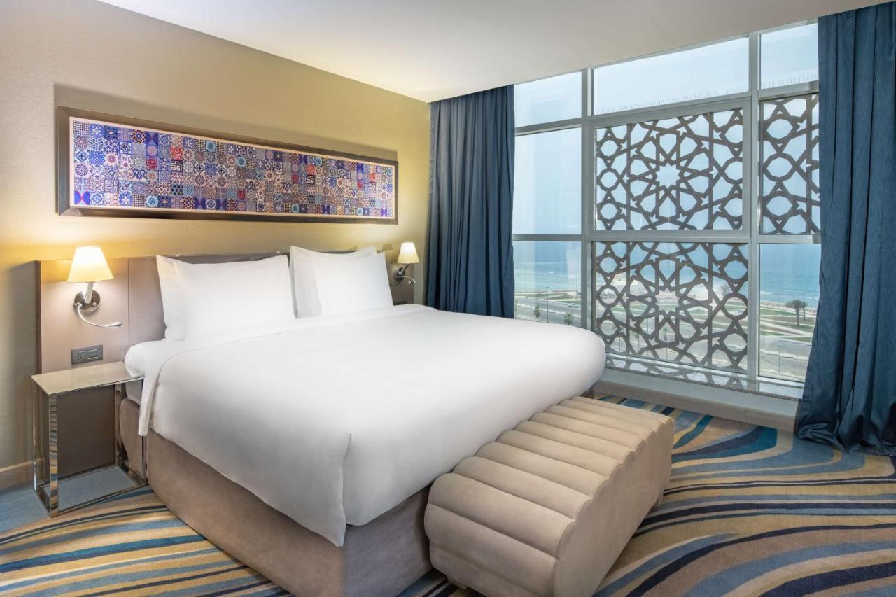 Radisson Blu Hotel, Jeddah Corniche ภายนอก รูปภาพ A bedroom at the hotel